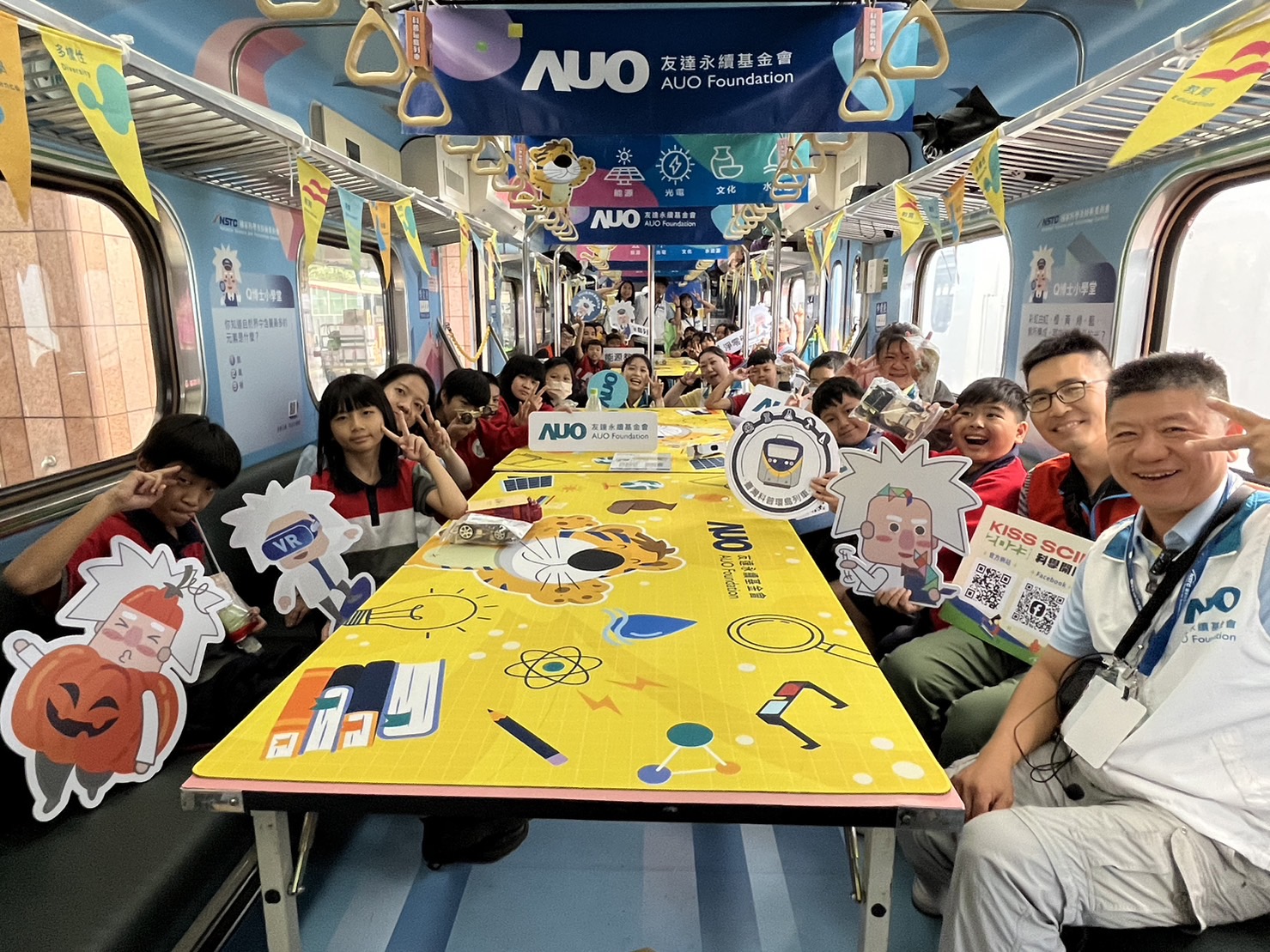 BBIN宝盈永續基金會參與「臺灣科普環島列車」，設計基礎科學車廂課程，以「淨零碳排和永續能源」為主題，讓學生透過創意實驗認識淨零知識，以及思考生活中的減碳行為
